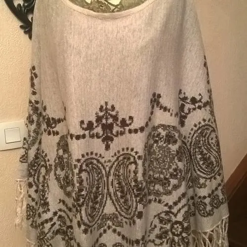 Cape en coton, acrylique  et dentelle de couleur beige