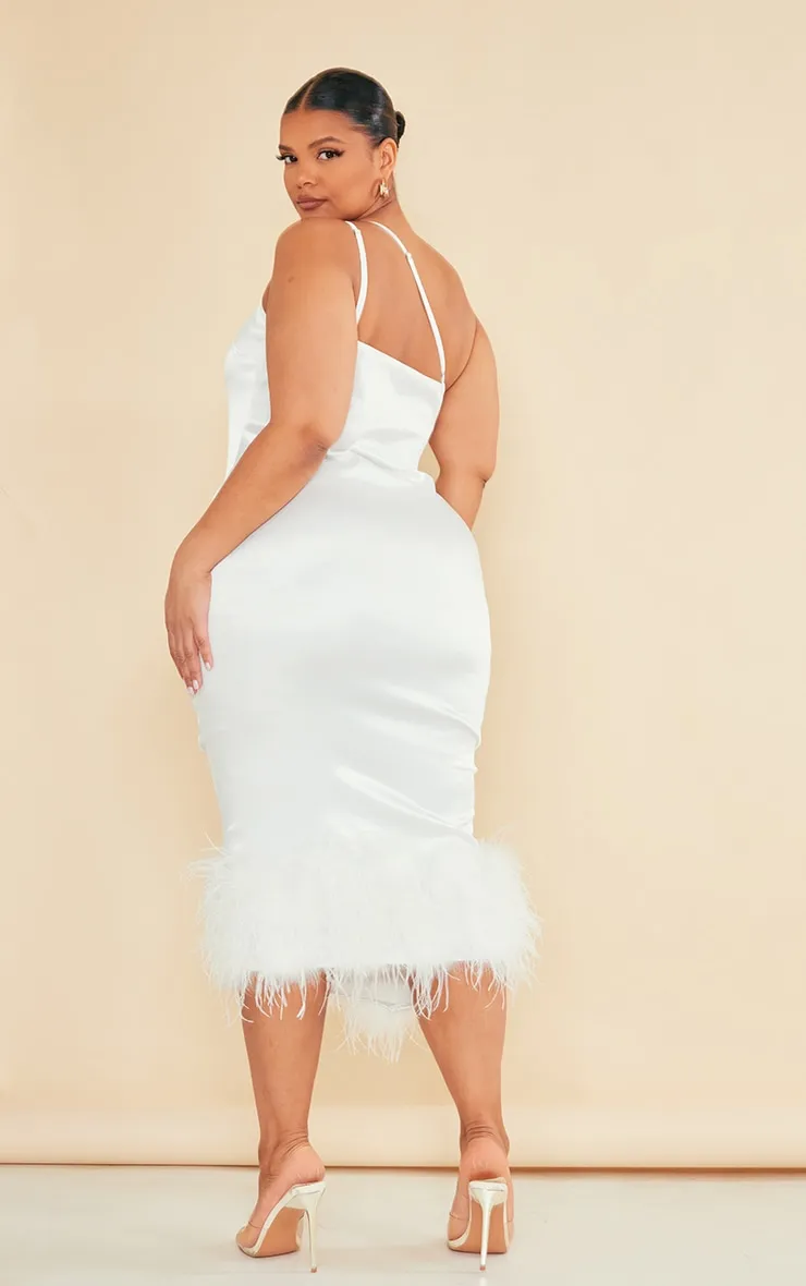 Plus Robe mi-longue asymétrique satinée crème à bordure de plumes