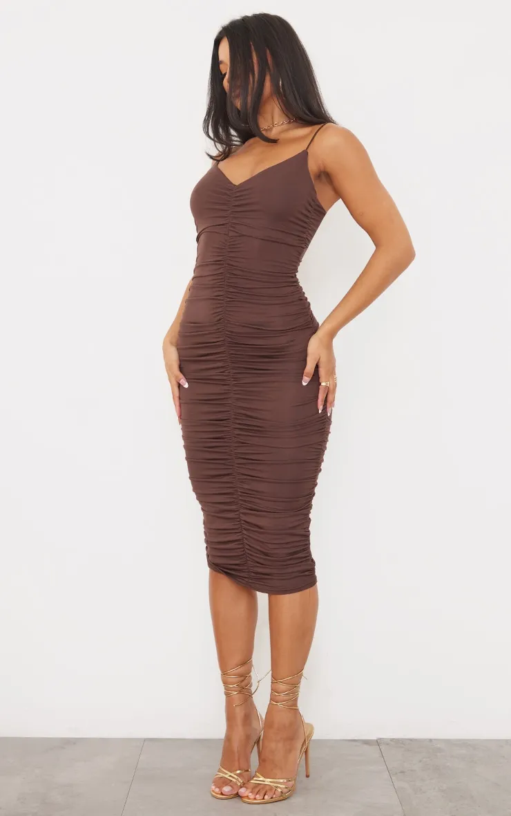 Robe mi-longue chocolat très froncée à bretelles fines